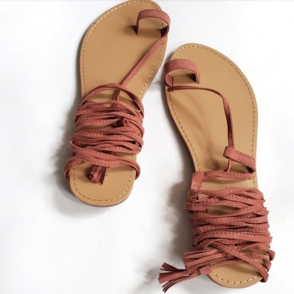 ❗️SALE❗️Strappy toe ring sandal - Picture 2 of 3